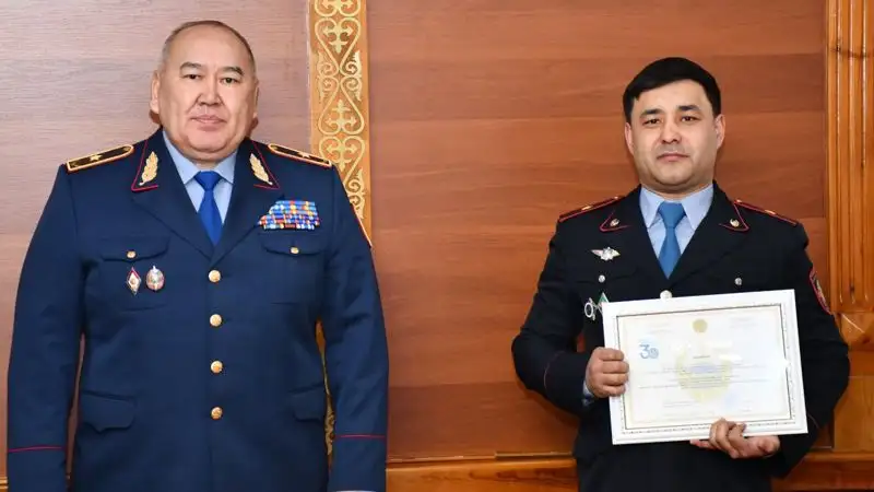 В Кокшетау полицейскому дали грамоту за то, что он отказался от взятки в салоне массажа