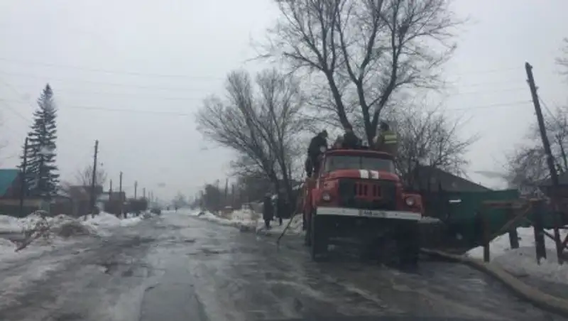 В зоне подтоплений в ВКО закрыли дороги