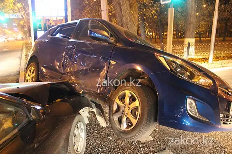 Водители столкнувшихся на перекрестке машин «оба ехали на зеленый», Алматы (фото) Водители столкнувшихся на перекрестке машин «оба ехали на зеленый», Алматы (фото), фото - Новости Zakon.kz от 28.10.2013 17:16