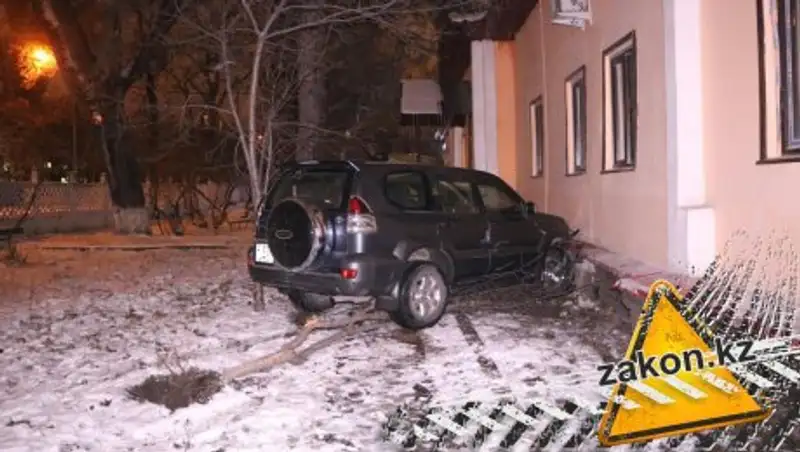 В Алматы внедорожник снес дерево и бетонный забор