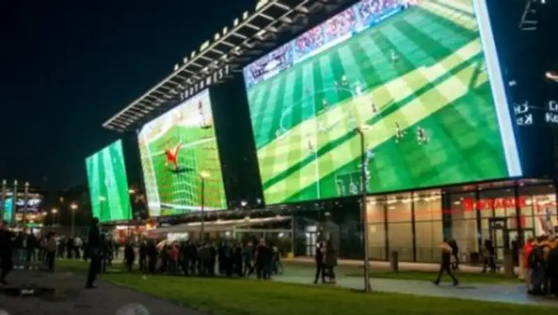 Глава МВД Франции опроверг информацию о запрете на трансляцию ЧМ-2018 на уличных экранах