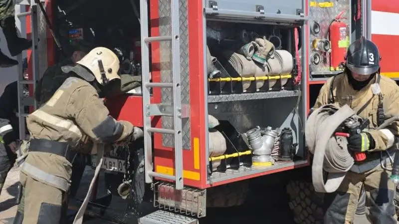 В Астане из-за горящей в паркинге машины спасатели эвакуировали жителей дома