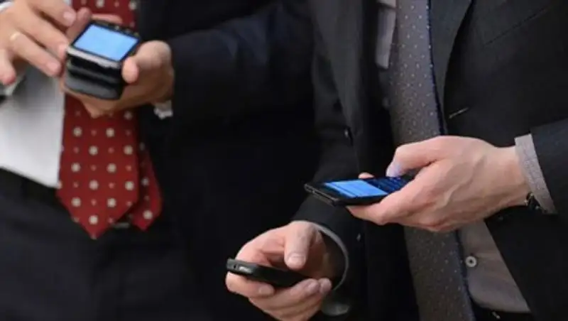 Экс-депутат попросила снять запрет на смартфоны в госучреждениях