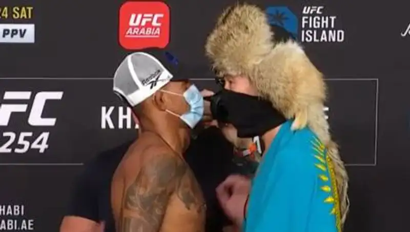 Шавкат Рахмонов взял флаг Казахстана на дуэль взглядов перед дебютом в UFC