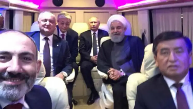 Пашинян опубликовал селфи с Токаевым и Путиным