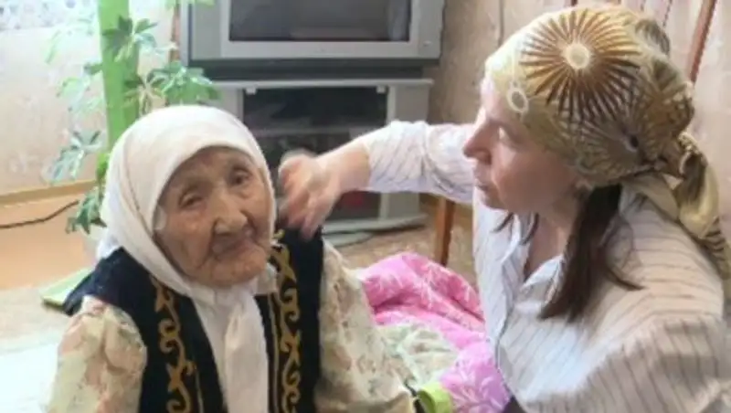 Жительнице Атырау на 100-летие подарили квартиру