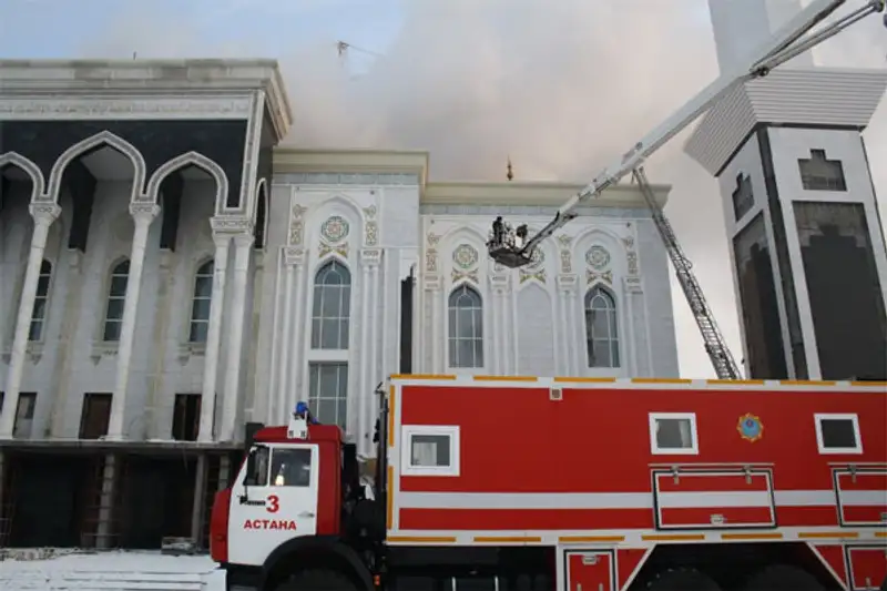 Дознаватели выясняют причины пожара в мечети «Хазрет Султан» (фото), фото - Новости Zakon.kz от 16.01.2012 19:28
