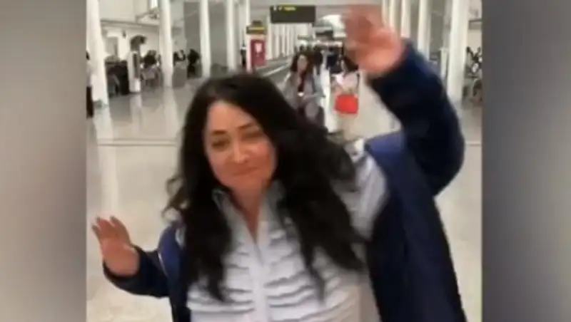 Сплясавшую в аэропорту лохматую Лолиту захотели сослать в дурдом