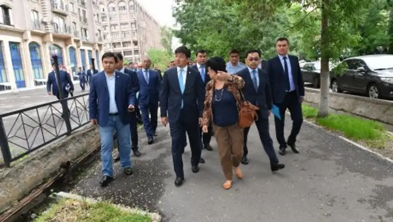 Аким Алматы подверг критике работу по благоустройству Алмалинского района