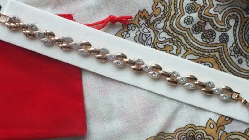 В Астане полицейские вернули китаянке потерянное ювелирное изделие