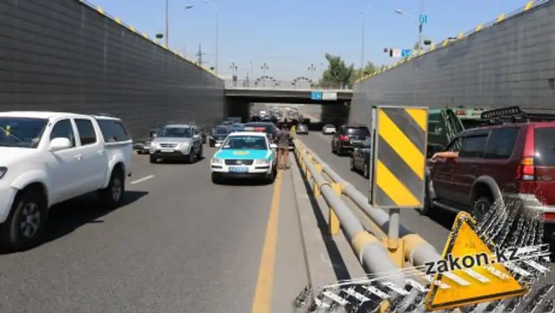 Огромный затор образовался после ДТП в Алматы