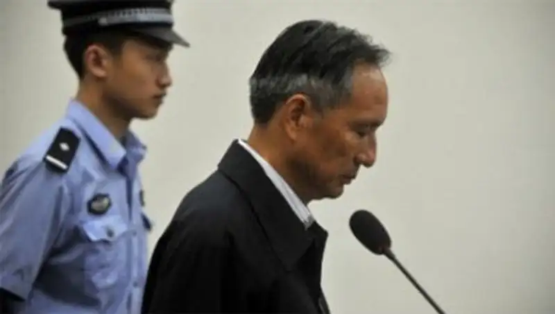 В Китае чиновника министерства железных дорог приговорили к смертной казни  