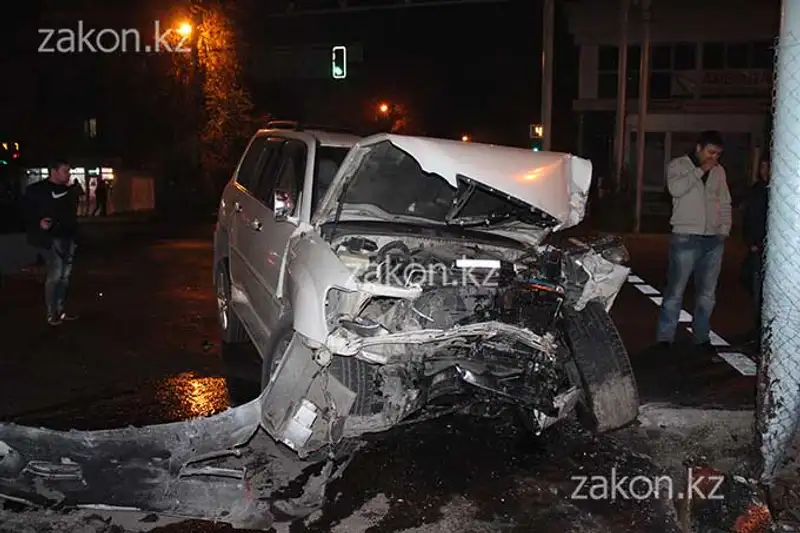 В Алматы водитель Лексуса на высокой скорости протаранил Мазду (фото), фото - Новости Zakon.kz от 25.10.2013 15:59