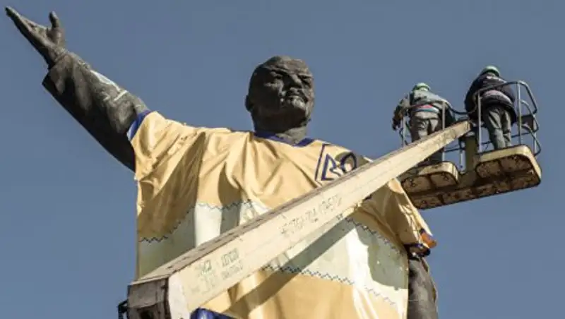 На Украине снесли все известные памятники Ленину