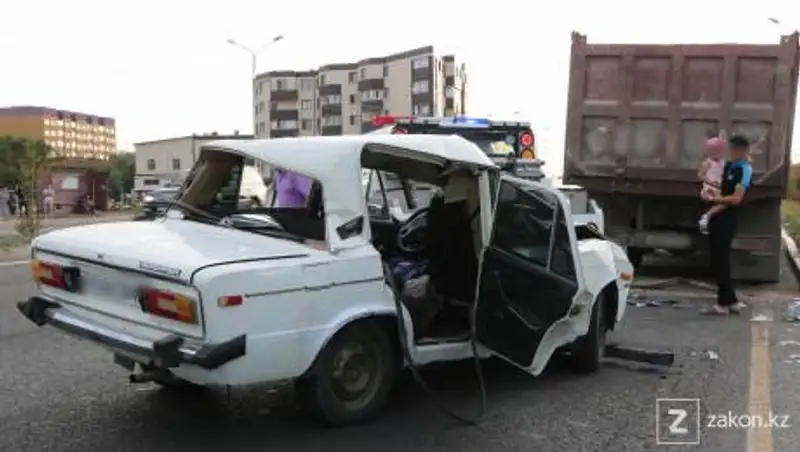 Lada с десятью пассажирами врезалась в грузовик в Алматы