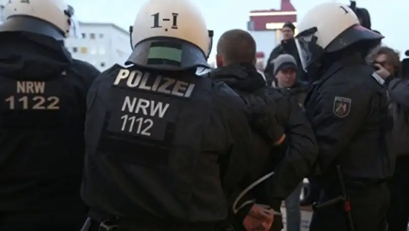 СМИ: трое полицейских и журналист ранены в ходе беспорядков в Кельне