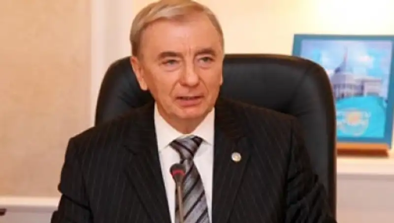 Глава КС вручил Президенту Венецианской комиссии Совета Европы юбилейную медаль