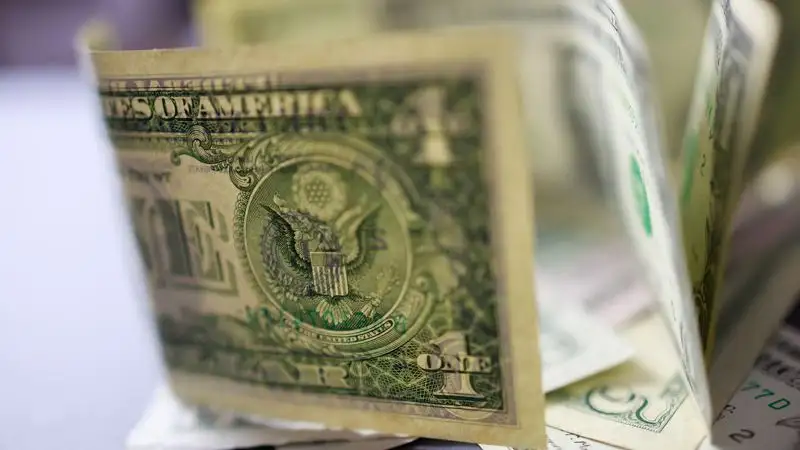 Доллар еще немного подешевел на торгах 12 октября