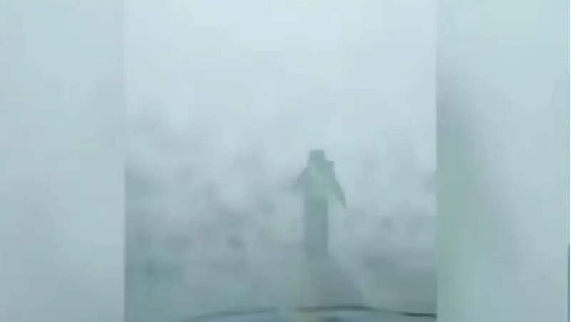 Полицейские вывели автоколонну из бурана в Павлодарской области