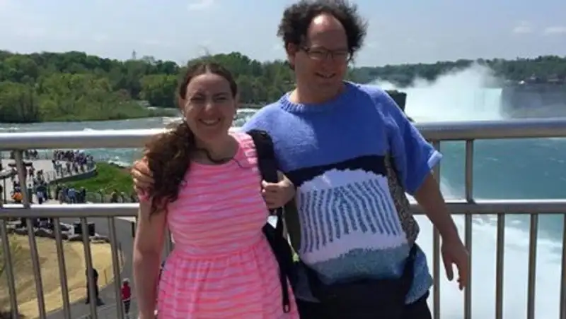 Турист связал 100 свитеров с изображением посещенных им достопримечательностей