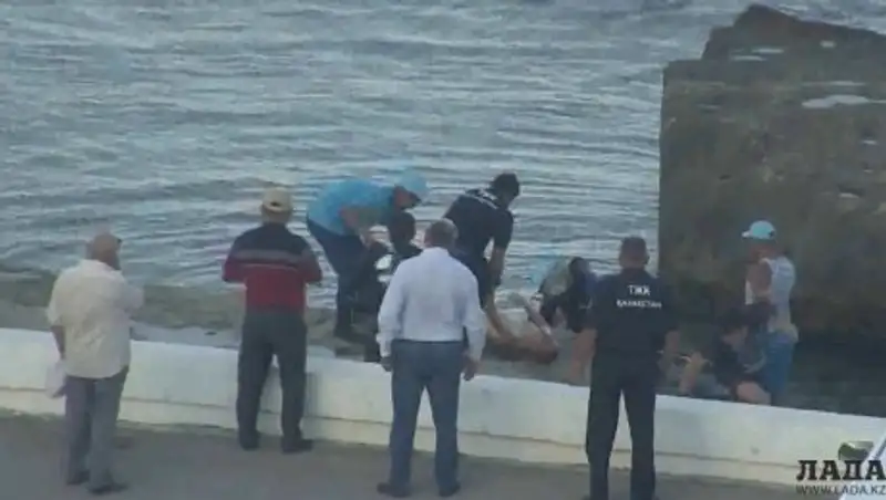 Тело второго утонувшего в Актау мужчины обнаружили спасатели