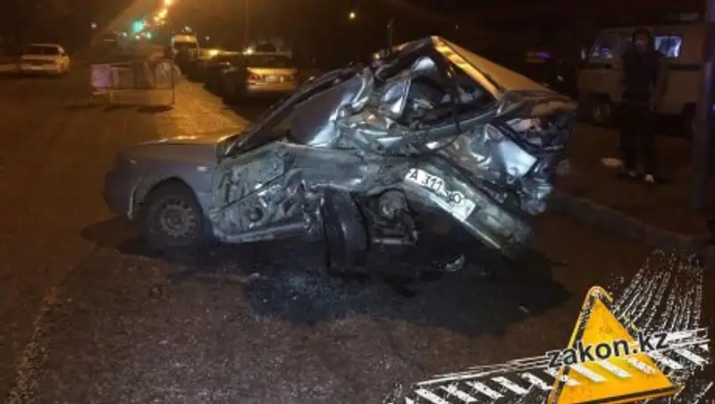 В Алматы ночью столкнулись три автомобиля