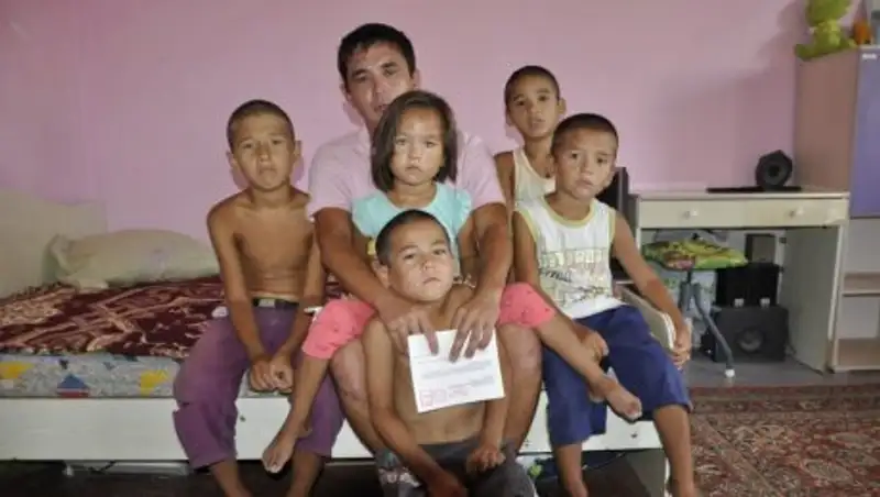 Воспитывающего пятерых детей отца-одиночку из Мунайлы пригласили на «Пусть говорят»