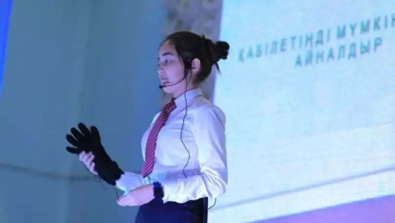 Школьница из Актау изобрела протез руки