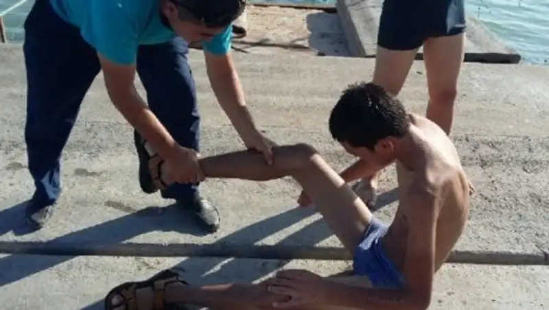 В Актау спасли тонущего в море подростка