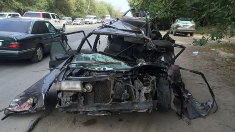 В результате ДТП машину смяло всмятку в Алматинской области