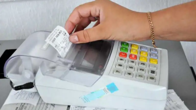 Предпринимателей освободили от проверок на 3 года, но они обязаны сдавать кассы и выдавать чеки