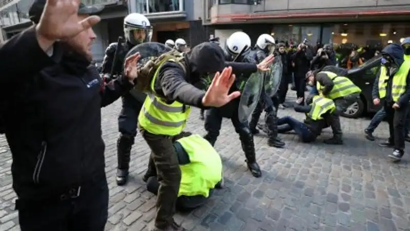 Во Франции водитель протаранил участников акции "желтых жилетов"