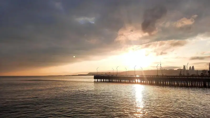 Каспий окрасился в черный цвет