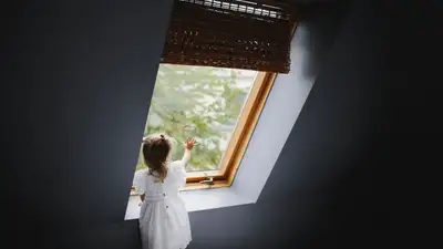 Шестилетний ребенок выпал из окна пятого этажа в Атырау, фото - Новости Zakon.kz от 15.08.2023 22:12