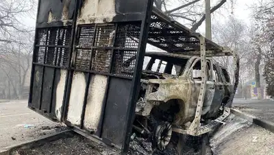 беспорядки в алматы, машина, фото - Новости Zakon.kz от 10.01.2022 15:35