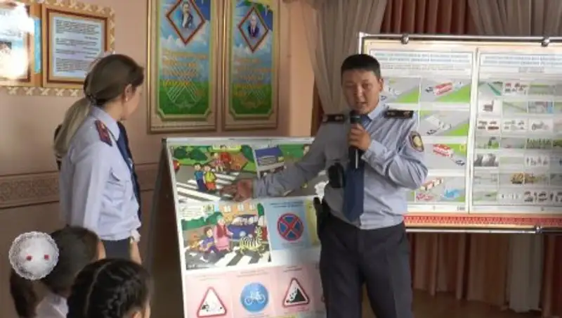 Полицейские Алматы объяснили первоклашкам основы правил дорожного движения