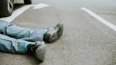 В Темиртау мужчина погиб, переходя дорогу в неположенном месте, фото - Новости Zakon.kz от 22.04.2023 12:35