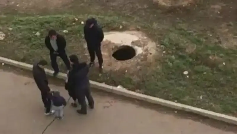 В Уральске школьник провалился в открытый колодец