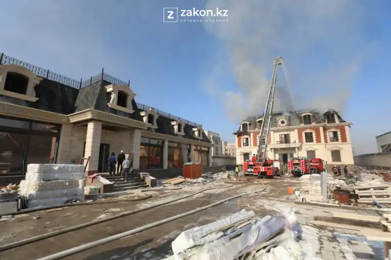 В Алматы горел двухэтажный дом