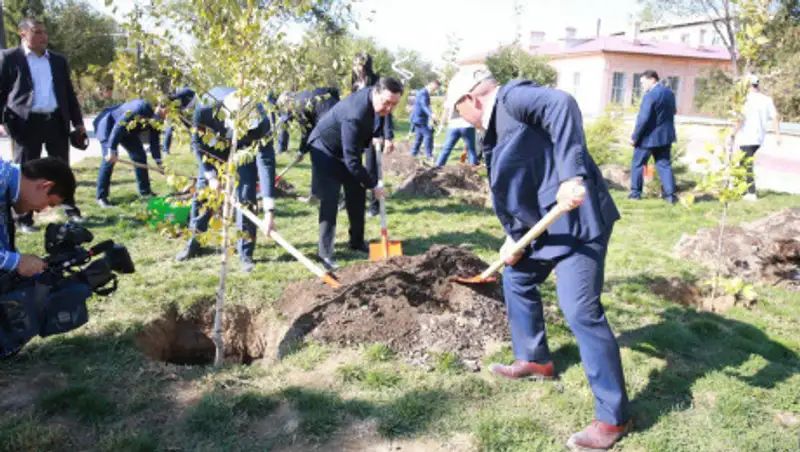 Глава правительства и министр экологии РК дали старт республиканской акции по посадке деревьев