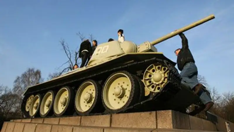 Немецкие газеты потребовали убрать советские танки из Берлина