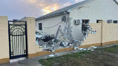 В Атырау КамАЗ протаранил забор и въехал во двор дома, фото - Новости Zakon.kz от 02.11.2022 13:59