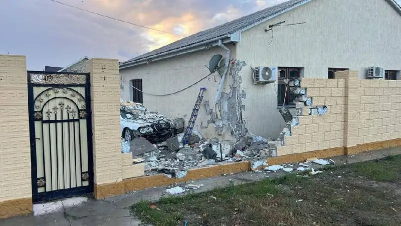 В Атырау КАМАЗ протаранил забор и въехал во двор дома