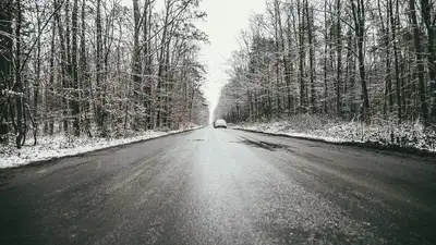 закрыто движение всех видов автомашин на трассе, фото - Новости Zakon.kz от 03.12.2022 14:38