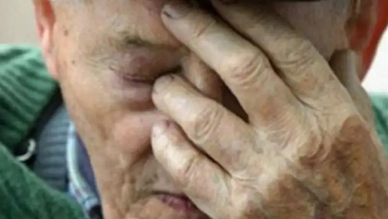 В Актау преступники избили и ограбили пенсионера