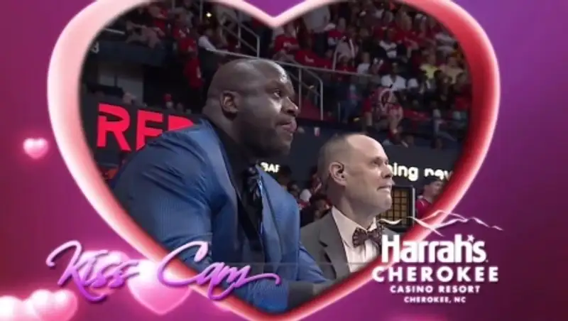 Шакил О'Нил чмокнул комментатора перед камерой для поцелуев