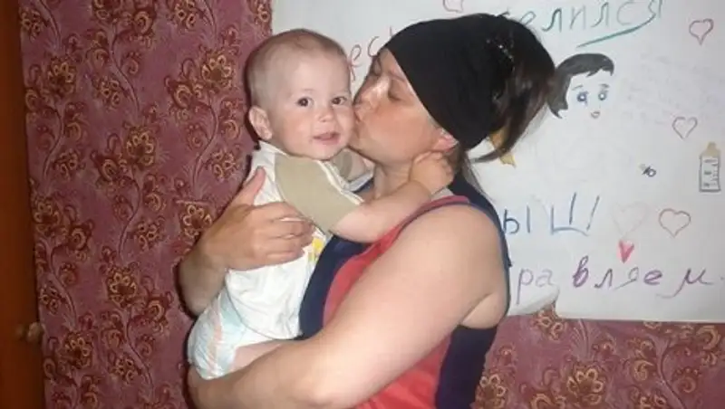 В Караганде годовалый малыш упал со второго этажа