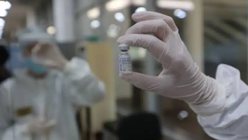 Делиться вакцинами с бедными странами призывает ВОЗ