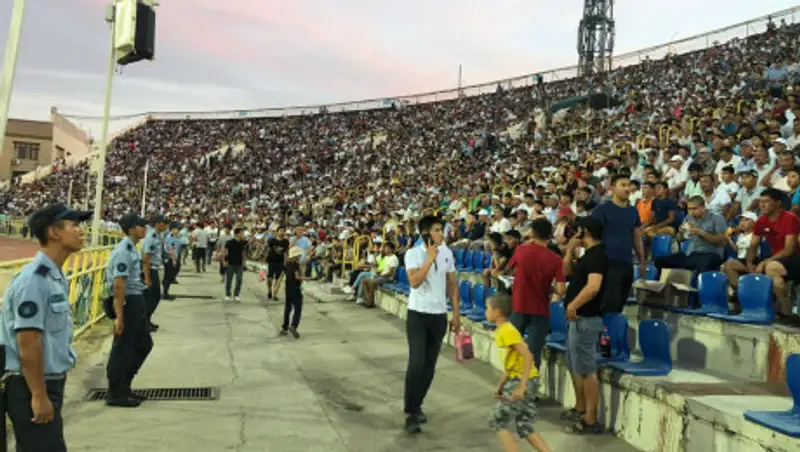 Полиция Шымкента задержала болельщика на поле "Ордабасы"