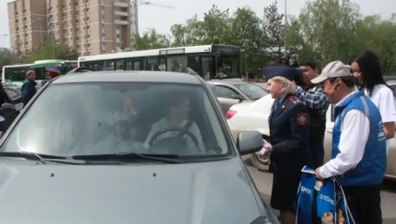 В Астане полицейские выявляют вежливых водителей